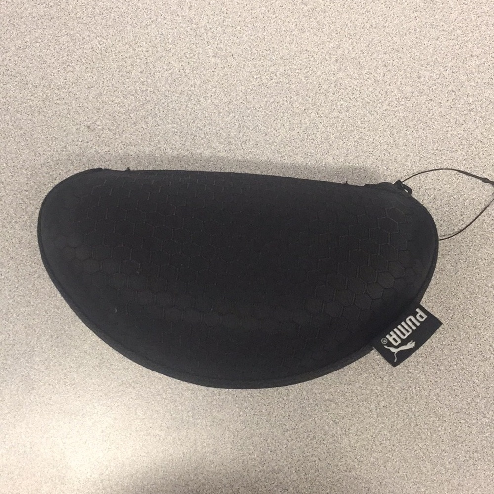 🔷Puma zip up glasses Case with cloth